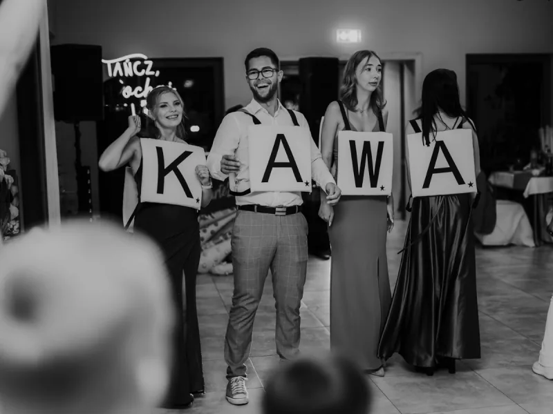 Zabawa weselna KAWA — goście trzymają litery