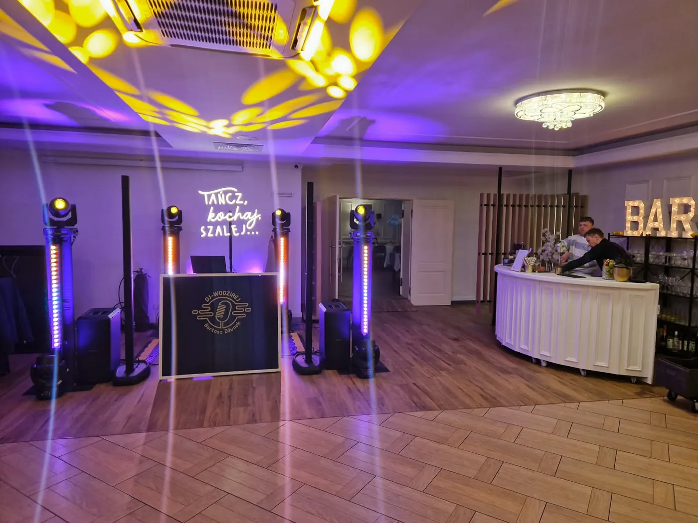 Nagłośnienie, ruchome głowy i neon przy barze — sala gotowa na imprezę